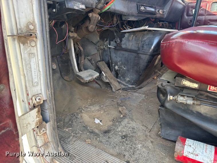 image for item ER2398 1990 Volvo GM WG64T semi truck