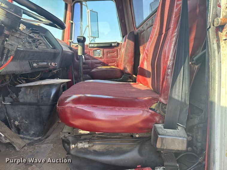 image for item ER2398 1990 Volvo GM WG64T semi truck