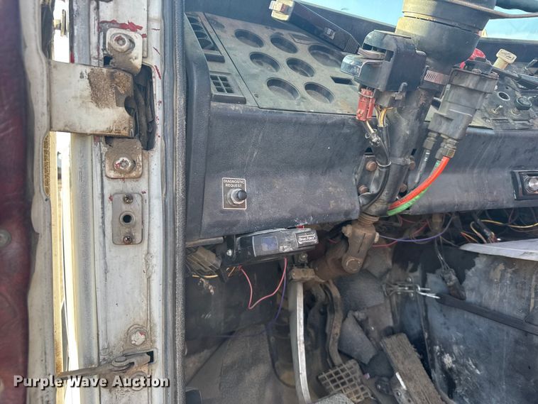 image for item ER2398 1990 Volvo GM WG64T semi truck