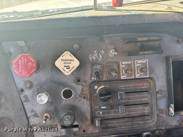 image for item ER2398 1990 Volvo GM WG64T semi truck