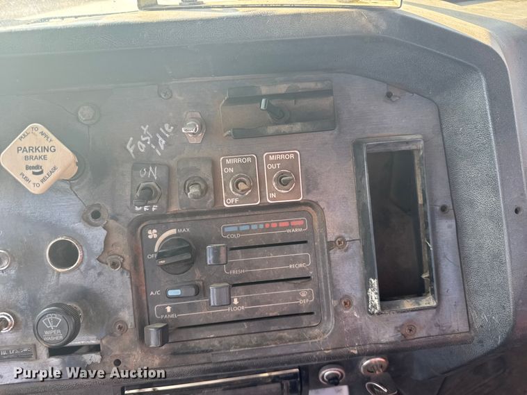 image for item ER2398 1990 Volvo GM WG64T semi truck