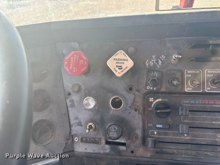 image for item ER2398 1990 Volvo GM WG64T semi truck