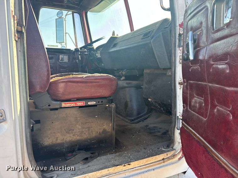 image for item ER2398 1990 Volvo GM WG64T semi truck