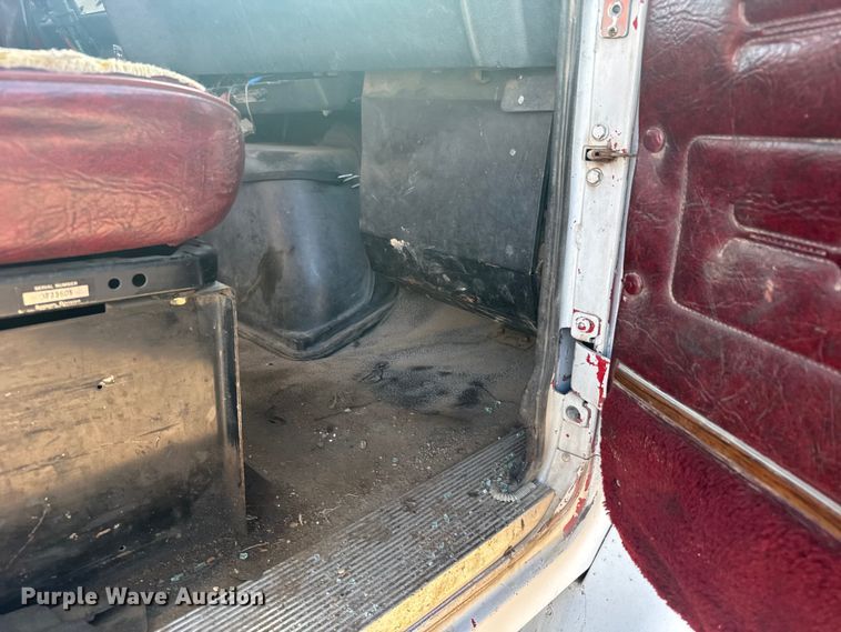 image for item ER2398 1990 Volvo GM WG64T semi truck