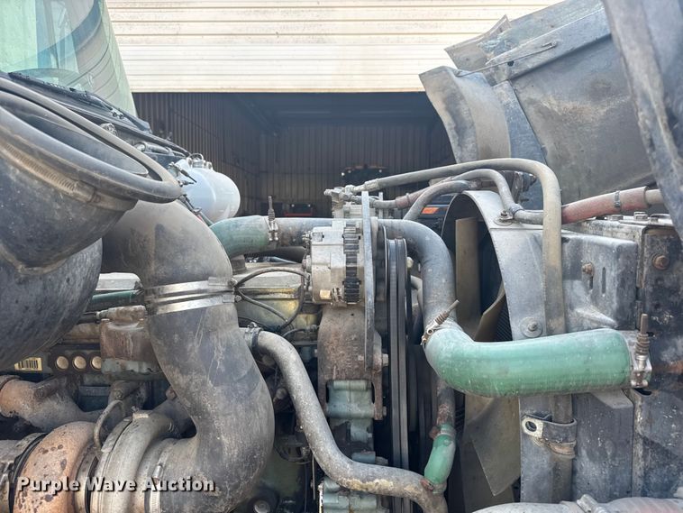 image for item ER2398 1990 Volvo GM WG64T semi truck