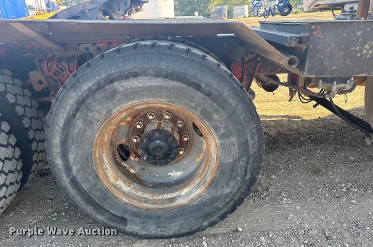 image for item ER2398 1990 Volvo GM WG64T semi truck