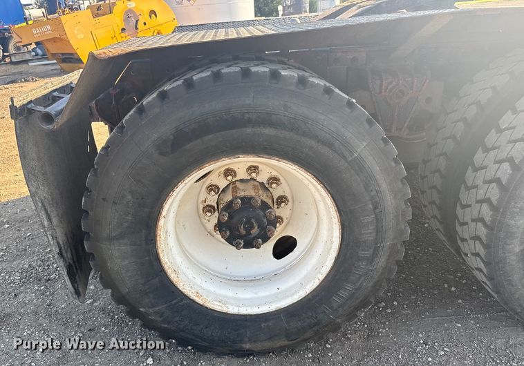 image for item ER2398 1990 Volvo GM WG64T semi truck