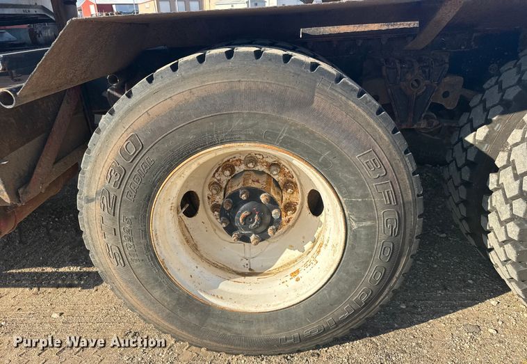 image for item ER2398 1990 Volvo GM WG64T semi truck