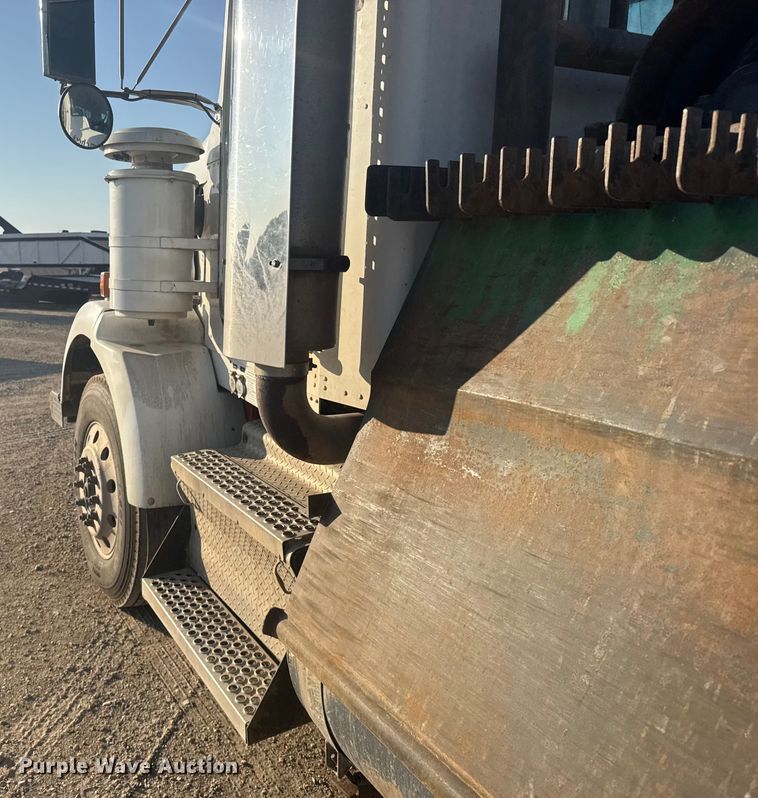 image for item ER2400 2006 Kenworth T800B winch truck