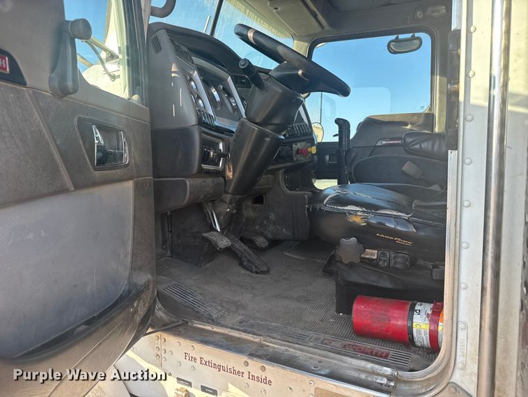 image for item ER2400 2006 Kenworth T800B winch truck