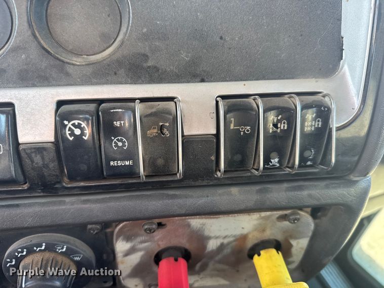 image for item ER2400 2006 Kenworth T800B winch truck