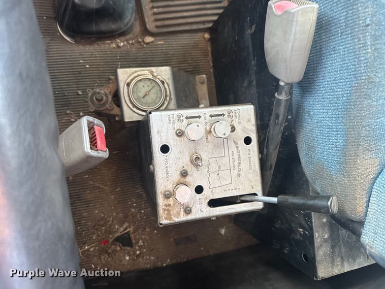 image for item ER2400 2006 Kenworth T800B winch truck