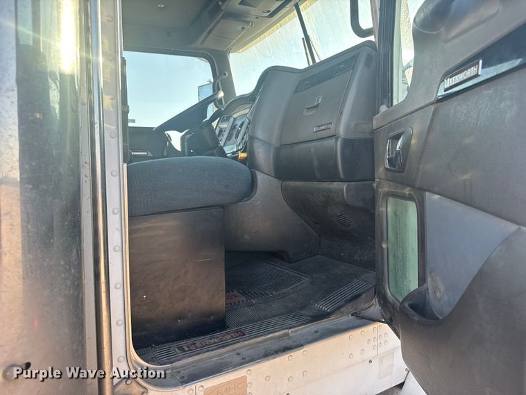 image for item ER2400 2006 Kenworth T800B winch truck