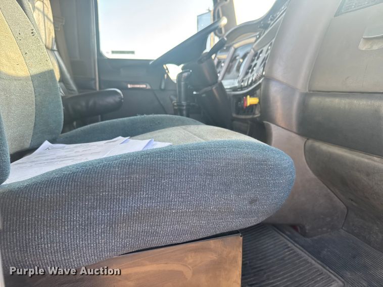 image for item ER2400 2006 Kenworth T800B winch truck