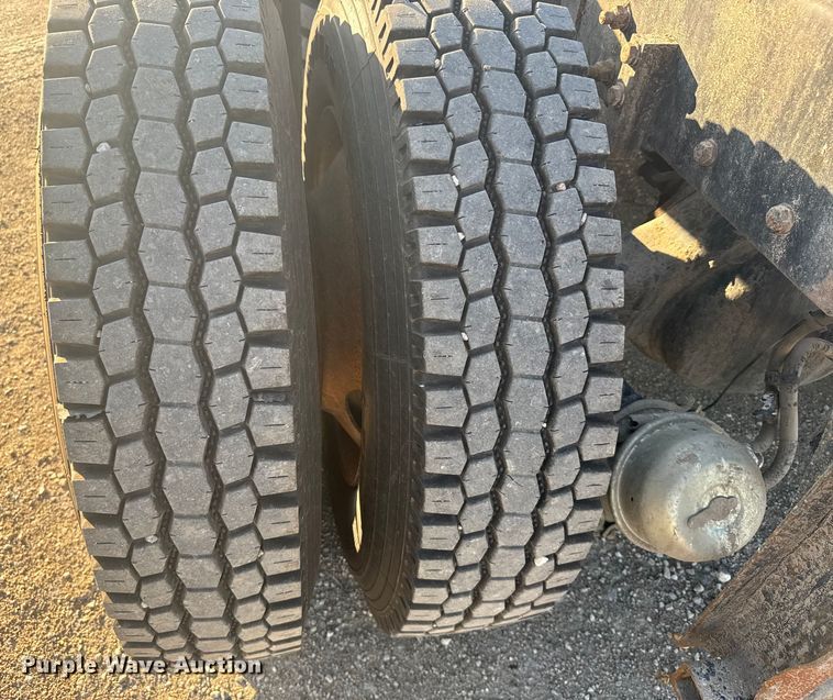 image for item ER2400 2006 Kenworth T800B winch truck