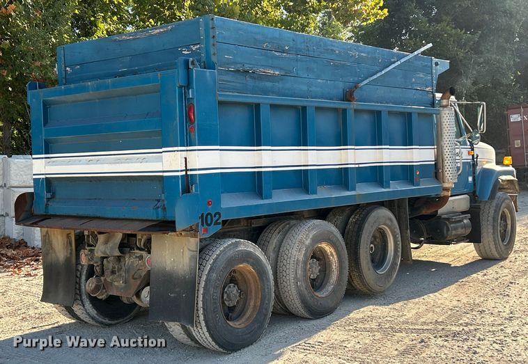 image for item ET3107 1998 International 2500 GLR dump truck
