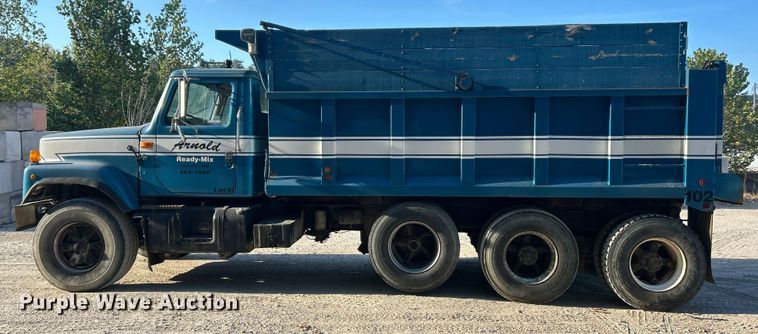 image for item ET3107 1998 International 2500 GLR dump truck
