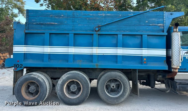image for item ET3107 1998 International 2500 GLR dump truck