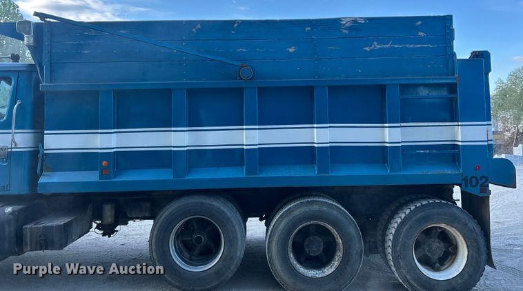 image for item ET3107 1998 International 2500 GLR dump truck