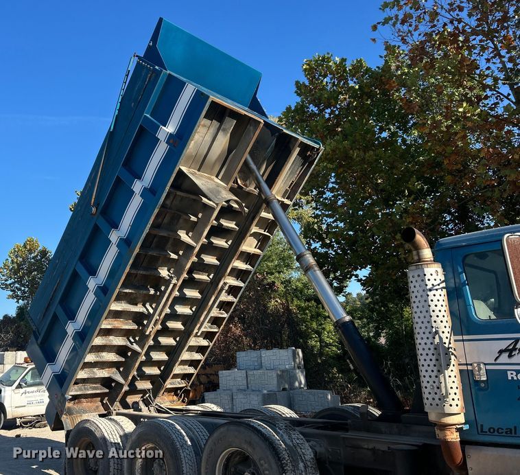 image for item ET3107 1998 International 2500 GLR dump truck