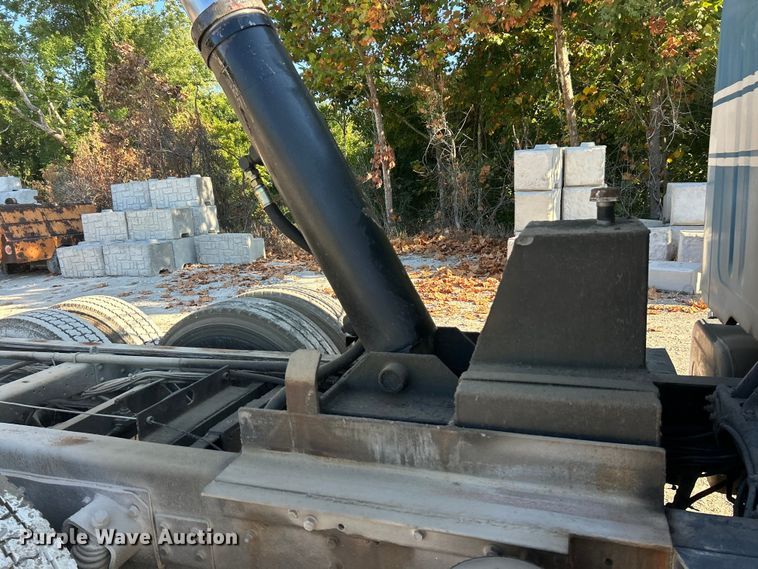 image for item ET3107 1998 International 2500 GLR dump truck