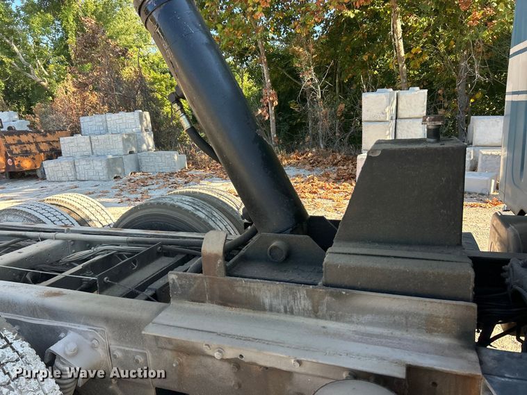 image for item ET3107 1998 International 2500 GLR dump truck