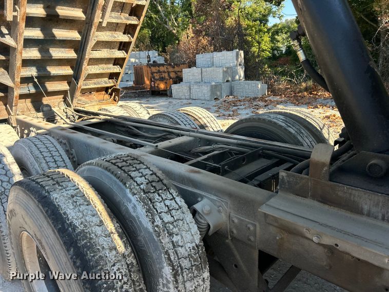 image for item ET3107 1998 International 2500 GLR dump truck