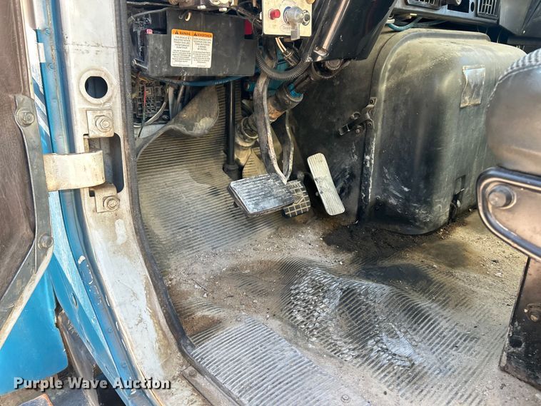 image for item ET3107 1998 International 2500 GLR dump truck