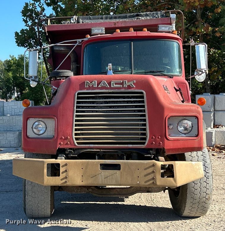 image for item ET3108 1995 Mack DM688S dump truck