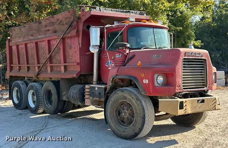 image for item ET3108 1995 Mack DM688S dump truck
