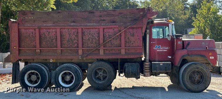 image for item ET3108 1995 Mack DM688S dump truck