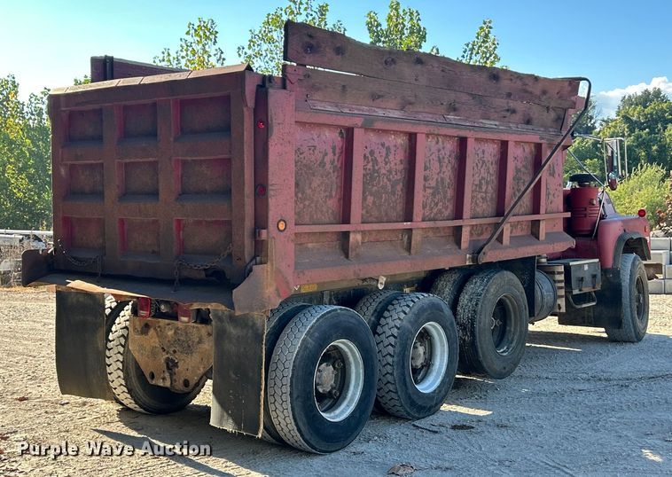 image for item ET3108 1995 Mack DM688S dump truck