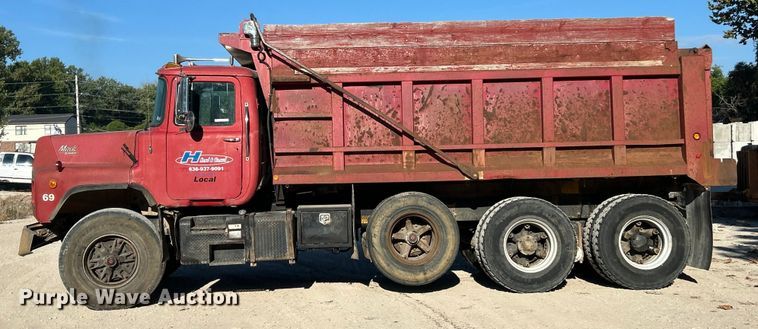 image for item ET3108 1995 Mack DM688S dump truck
