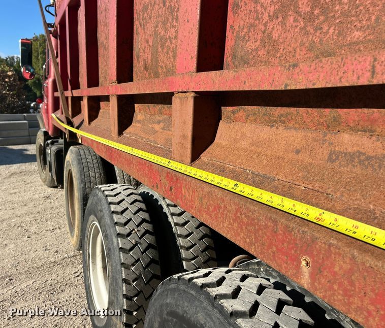 image for item ET3108 1995 Mack DM688S dump truck