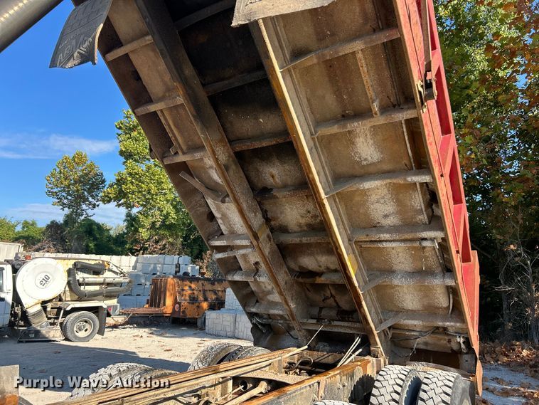 image for item ET3108 1995 Mack DM688S dump truck