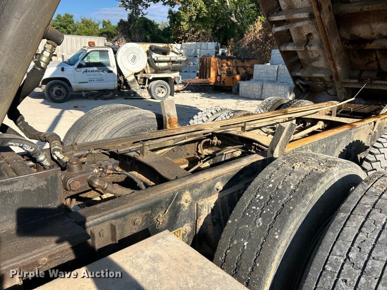 image for item ET3108 1995 Mack DM688S dump truck