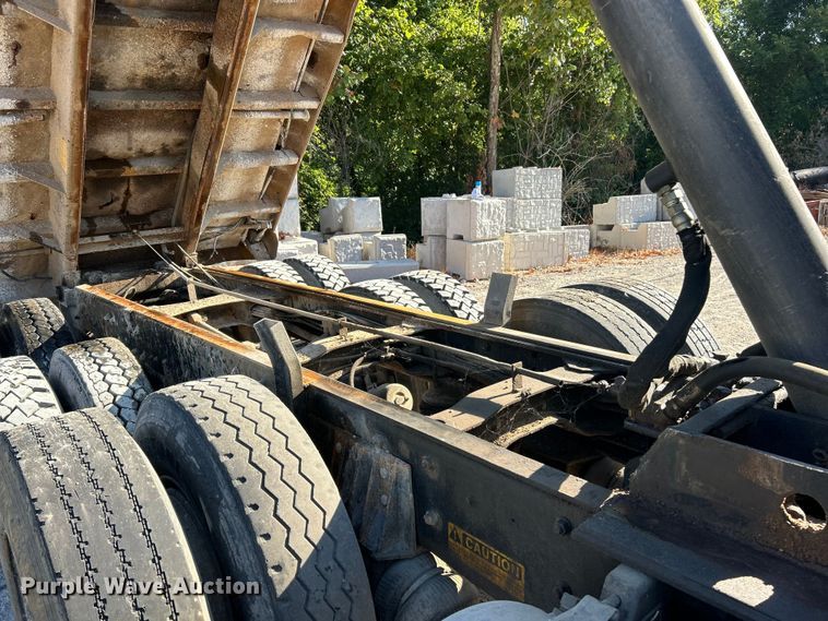 image for item ET3108 1995 Mack DM688S dump truck