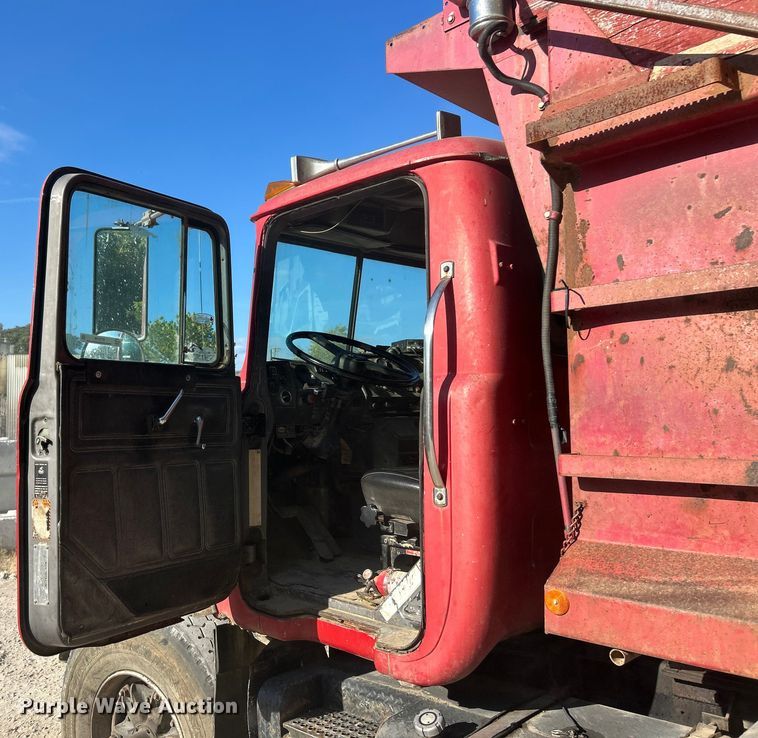 image for item ET3108 1995 Mack DM688S dump truck