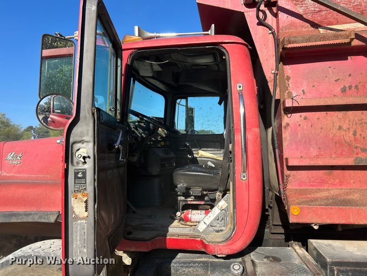 image for item ET3108 1995 Mack DM688S dump truck