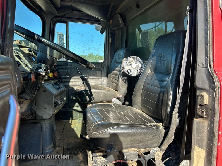 image for item ET3108 1995 Mack DM688S dump truck