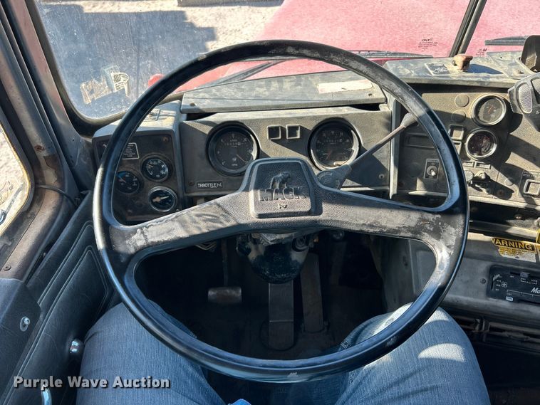 image for item ET3108 1995 Mack DM688S dump truck