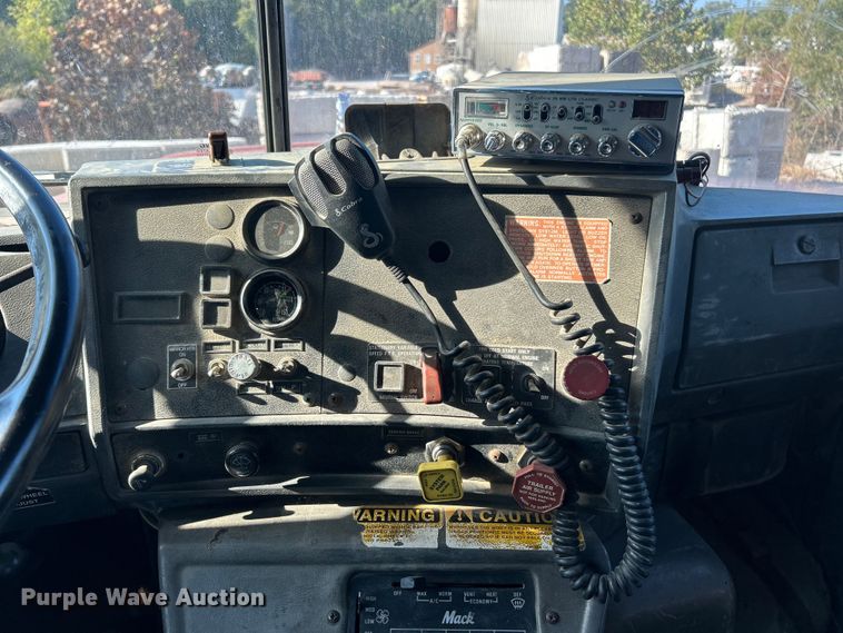 image for item ET3108 1995 Mack DM688S dump truck