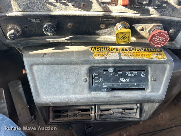 image for item ET3108 1995 Mack DM688S dump truck