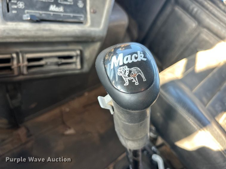 image for item ET3108 1995 Mack DM688S dump truck