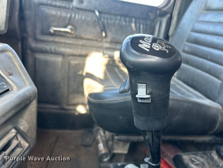 image for item ET3108 1995 Mack DM688S dump truck