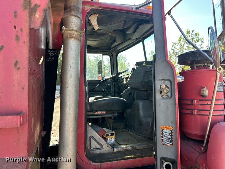 image for item ET3108 1995 Mack DM688S dump truck