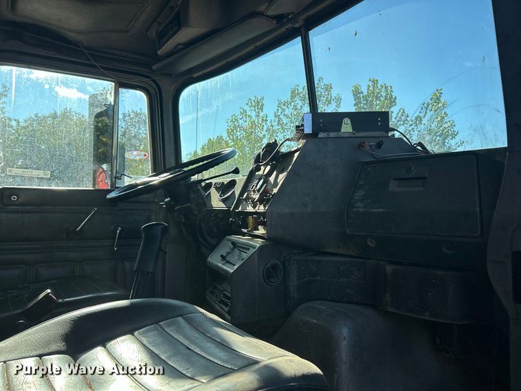 image for item ET3108 1995 Mack DM688S dump truck