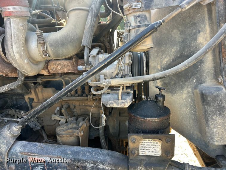 image for item ET3108 1995 Mack DM688S dump truck