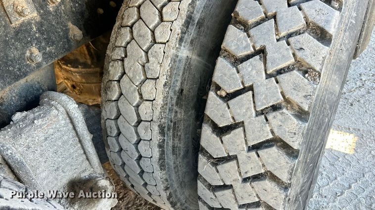 image for item ET3108 1995 Mack DM688S dump truck