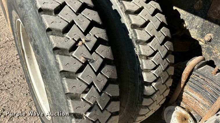 image for item ET3108 1995 Mack DM688S dump truck